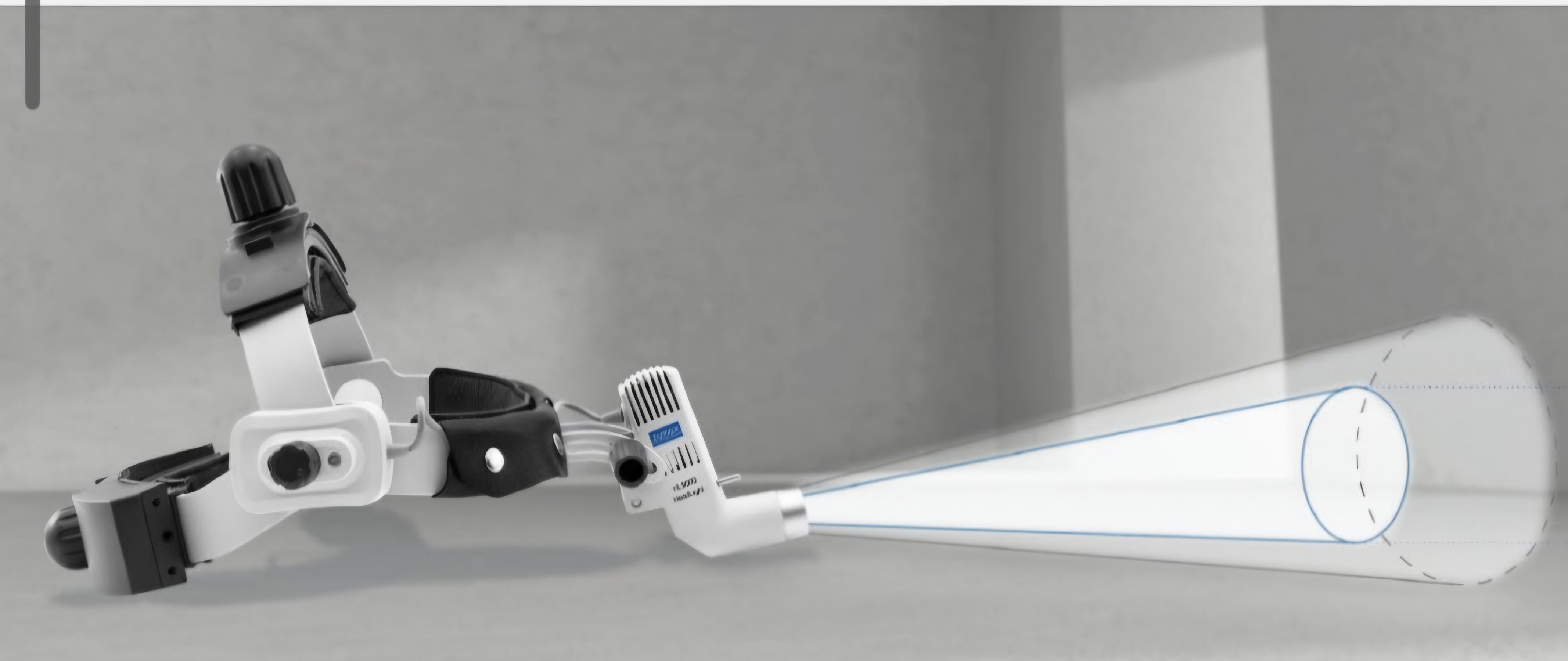 هدلایت دندانپزشکی زومکس HL8000 با نور LED متمرکز و طراحی سبک مناسب درمان‌های دقیق